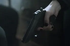 为找到越狱逃犯线索俄罗斯女警官武力逼供视频封面