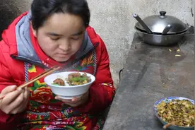 苗大姐腰不好，炒俩猪腰来吃，再一碗酸菜，米饭香喷喷视频封面
