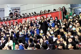 毕业典礼，千人大合唱《光辉岁月》哭红双眼，致敬终将逝去的青春视频封面