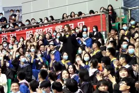毕业典礼，千人大合唱《光辉岁月》哭红双眼，致敬终将逝去的青春视频封面