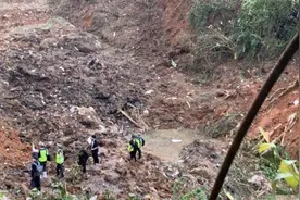 走进东航坠机事故核心区：遍地都是带标记的飞机残骸视频封面