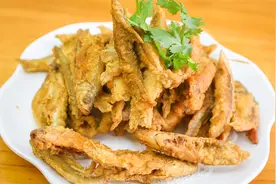炸酥鱼用淀粉还是用面粉，学会厨师长的技巧，焦酥的连鱼刺都嚼视频封面