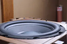 大叔制作的有源低音炮音箱，造型独特，充满复古风格视频封面