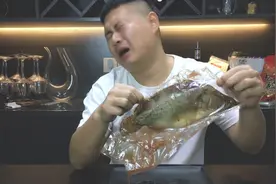 阿炜试吃臭鳜鱼， 房子都熏臭了，吃着却很美味，居然越吃越上瘾视频封面