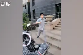 泪目！单亲儿子与妈妈道别一步三回头 进楼里又跑回想再多看一眼视频封面