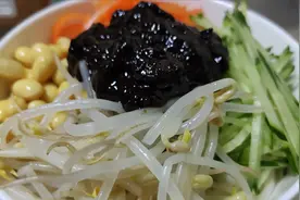 大厨教你：最正宗老北京炸酱面！四种酱独特配比，酱香浓郁味道好视频封面