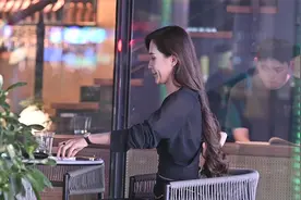 尖头细跟鞋搭配小喇叭裤，黑色的外套也很好看视频封面