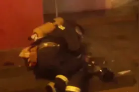 河北沧州一店铺起火 消防员将面罩给幼童 出火场后趴墙角呕吐不止视频封面