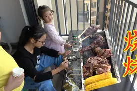 月月妈在家中的阳台上做烧烤，烤一串吃一串，太过瘾了！视频封面