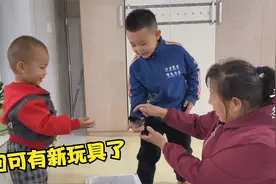 小孩看见小鸡啥反应？二条俩儿子放假回家，高兴的在炕上直撒欢视频封面