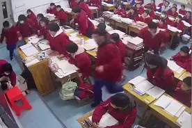 晚自习时老师突然晕倒在地 孩子们的表现看哭了所有人视频封面