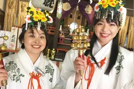 惊奇日本：日本神社里的“巫女”是做什么的呢？台湾女生带你体验视频封面