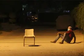 国外街头扮鬼恶作剧，效果太逼真，路人小哥都被吓坏了！视频封面