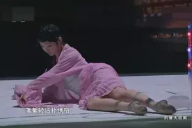 出彩中国人：舞者在沙画投影上起舞，这创意真绝了，挺能想招啊！视频封面