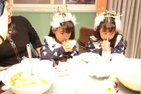 双胞胎姐妹过生日，拿蛋糕、做头发还画了美美的妆跳舞视频封面