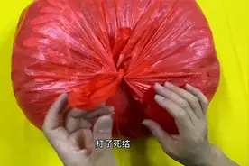 塑料袋打了死结别急着硬扯，今天刚知道，只需拧几下就能轻松解开视频封面