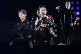 鹿晗演唱会唱一半，邓超李晨现身演唱《超级英雄》，全场都沸腾了