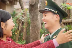 柿柿红 从小调皮捣蛋的儿子当兵回来了 看把老母亲高兴成啥样了！视频封面