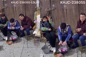 爸妈偷看儿子和人聊天，被发现后演技炸裂：没有一个动作多余视频封面