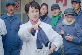 厂长夫人去员工食堂吃饭，怎料打菜大妈十分嚣张，这下闯祸了视频封面