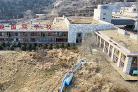 航拍荒草杂生的显现国际学校，曾经是石家庄最好的贵族国际学校。视频封面