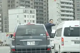 日本警车不让后车超车 探出车身制止 不过态度不太友好视频封面