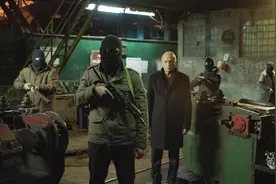 厂里拖欠半年工资，愤怒的工人决定绑架老板！一部俄罗斯犯罪电影视频封面