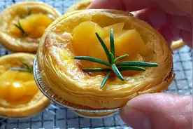 黄桃蛋挞不用外面买啦，在家用烤箱做，金黄酥脆，邻居小孩馋哭了