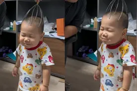 萌娃头部按摩超享受！表情浮夸，网友：第一次用“猥琐”形容小孩视频封面