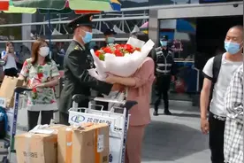 超暖！退伍老兵迎接妻子最后一次来队 手捧鲜花接机甜蜜“撒糖”视频封面