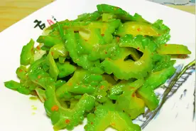 天气炎热，分享解腻下饭菜清炒苦瓜，开胃解暑，做法简单实用视频封面