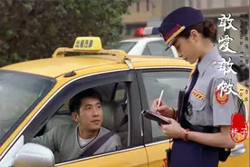 屈中恒饰演车手有多倔，追求女交警！《敢爱敢做》还怕吊销驾证？视频封面