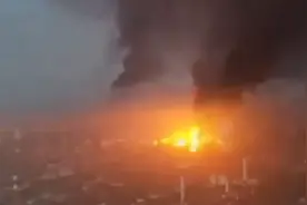 现场！上海石化化工部起火：火球直冲天空 多处有爆炸声视频封面