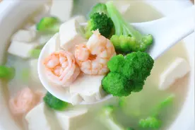 适合孩子补钙喝的简单家常汤，西兰花虾仁豆腐汤，味道鲜美不油腻视频封面