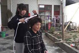 农村小妹给妈妈烫大卷发型，一个拿镜照，一个拿神器烫合作完美
