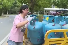 泪目！苏州一母亲每月搬600个煤气罐养活残疾儿子