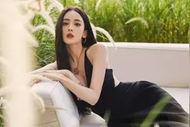 太惊艳了，娜扎海里游泳秀沙漏身材，这才是男人们的心头肉吧？视频封面