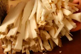 大厨教您做杏鲍菇，切成小细条更入味，这家常菜做一次就难忘视频封面