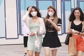夏天三里屯美女爱穿修身裙，长裙短裙包身裙，时尚显瘦衬托身材