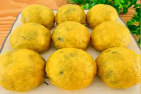 菠菜放玉米面里滚一滚，个个金黄，健康低脂，在家做玉米面菜团子视频封面