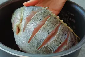 电饭锅烧鱼，做法简单又美味，打开锅盖那一刻满屋飘香！视频封面