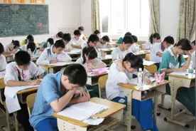 高中生活到底有多拼？你想象不到的辛苦，看完都心酸视频封面