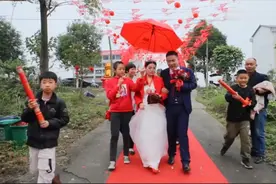 湖南一帅哥结婚，红地毯铺了几百米，带着新娘走路进家，幸福吧视频封面