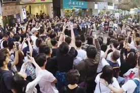 明星乔装流浪歌手香港街头卖唱，摘下胡子的那一刻，路人集体沸腾视频封面