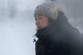 超强暴风雪侵袭美国！重灾区波士顿变空城，雪打在脸上如针扎视频封面
