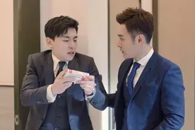 八大内急爆笑场面：总裁着急去上洗手间，同事却故意找他聊天！视频封面