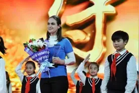 丈夫早逝，乌克兰儿媳守寡15年撑起全家，感动中国！视频封面