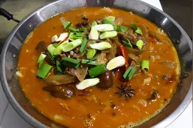 教你在家做牛肉火锅，步骤清晰详细，不放火锅料，比饭店的都好吃视频封面