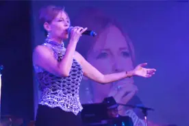 加拿大女歌手翻唱《上海滩》，一开口就跪了，这唱得也太好了视频封面