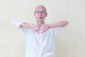 道家养生“鸣天鼓”每日下午5点—7点做10次，提升肾气，耳朵好视频封面